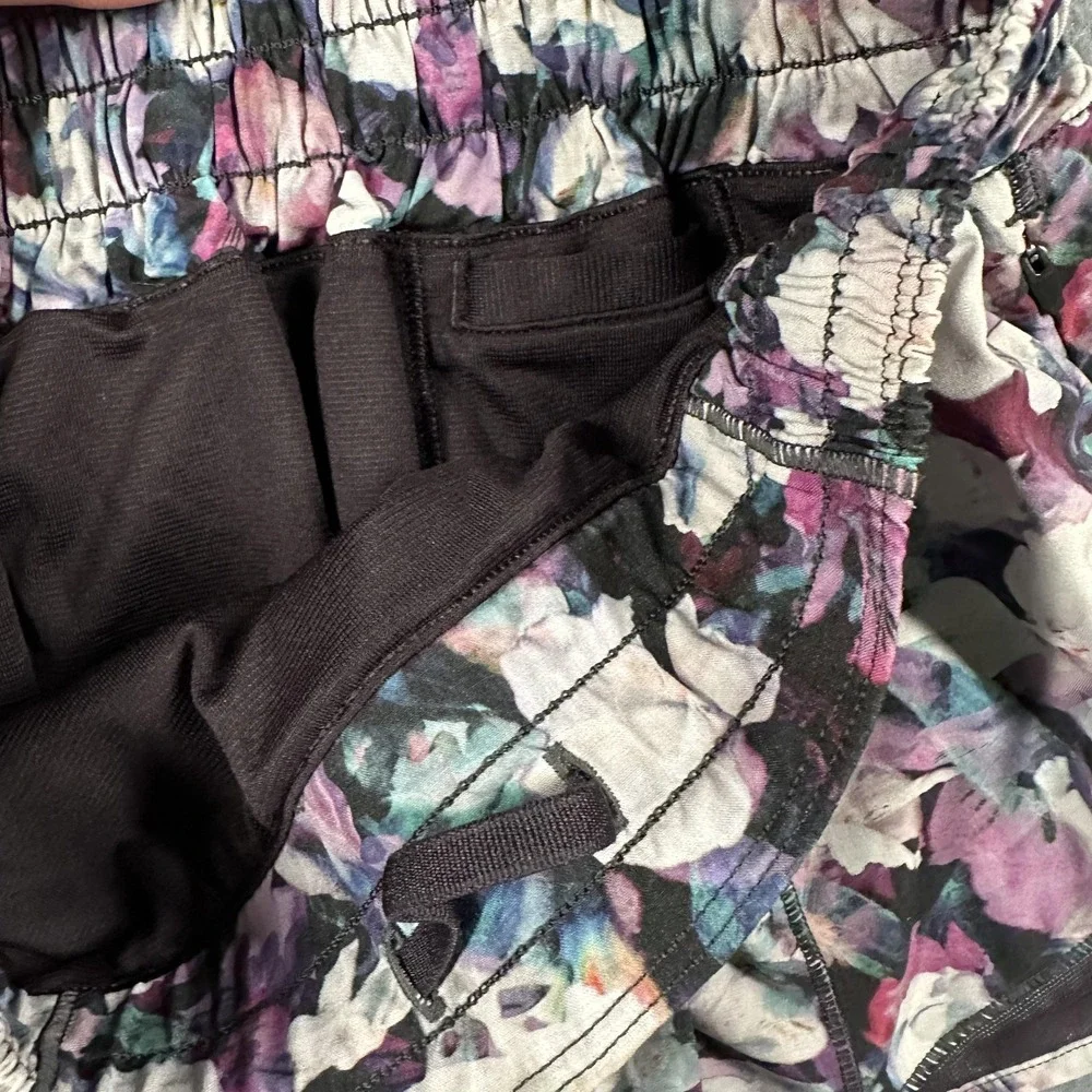 Lululemon Shorts Womens 4 Purple Black Floral Hotty‎ Hot Short 2.5 Lined Mesh